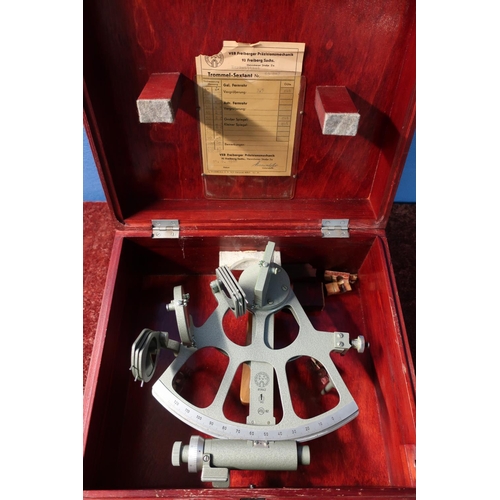 89 - Wooden cased Freiberger Prazisionsmechanik sextant, with calibration leaflet dated 1968