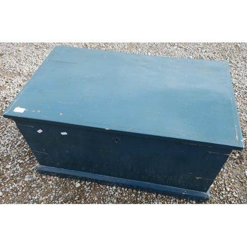 117 - Painted pine box with hinged top and twin carrying handles (83cm x 49cm x 43cm)