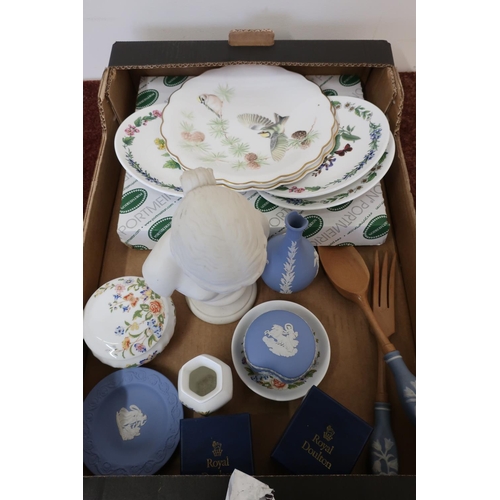 463 - Selection of various Wedgwood ceramics including trinket dishes, Aynsley Cottage Garden, Royal Worce... 