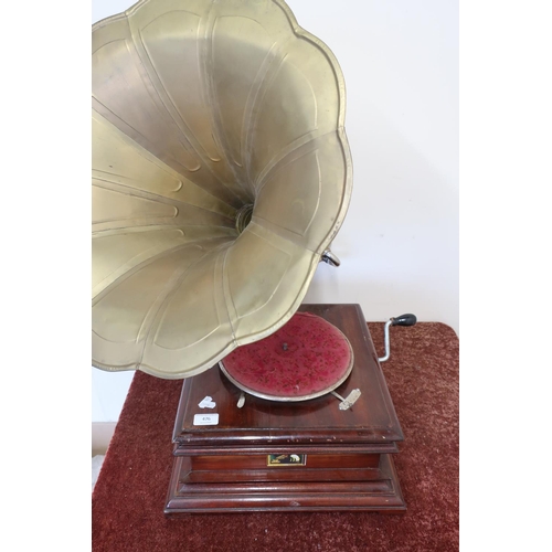 476 - Wind-up gramophone with horn