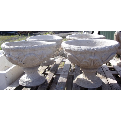 130 - Large urn decorated with acanthus leaves (2)