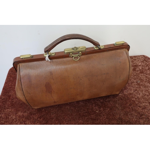 116 - Vintage tan leather gladstone style bag with swing carry handle and locking mechanism (length 42cm)