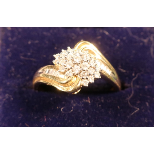 374 - Modern design 9ct gold and diamond cluster ring (size R)