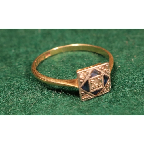 375 - Deco style 18ct gold ring with square head set with diamond chips and emeralds (size M 1/2)