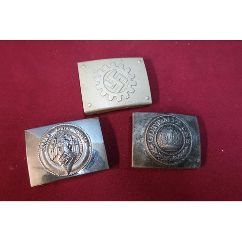 118 - WWI Imperial German alloy belt buckle, the reverse marked M4/24, a German Third Reich DLV style belt... 