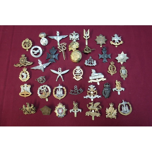 45 - Box containing a large selection (approx 50) various military cap badges including staybright exampl... 