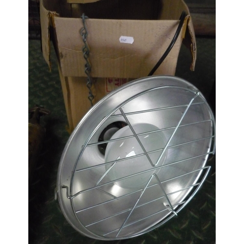 33 - Boxed electric heat lamp