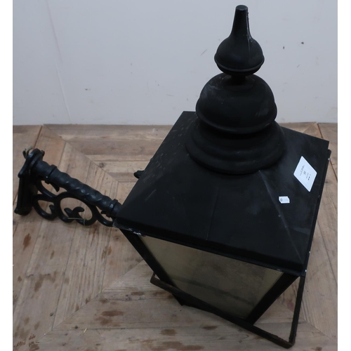 99 - Victorian style wall mounted street lamp with bracket