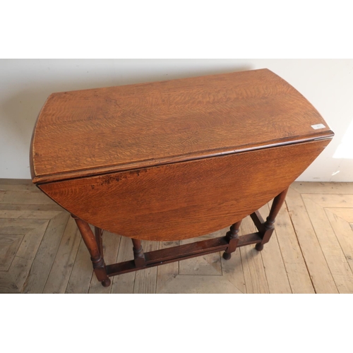257 - Oak drop leaf table on turned supports