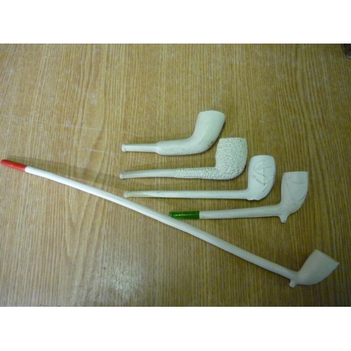 180 - Collection of clay pipes including a plain pipe 31cm long, and various standard short pipes includin... 