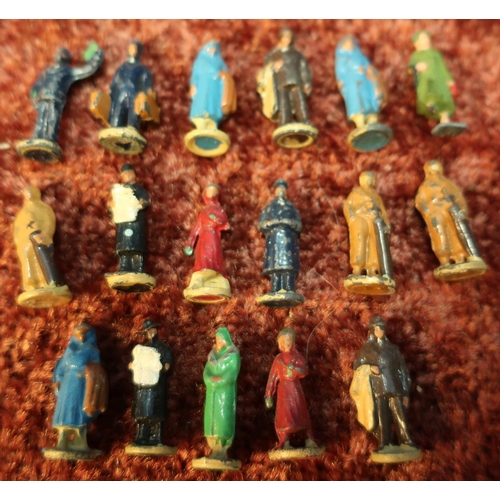 133 - Box containing a small selection of 17 Hornby Dublo metal figures including various passengers, port... 
