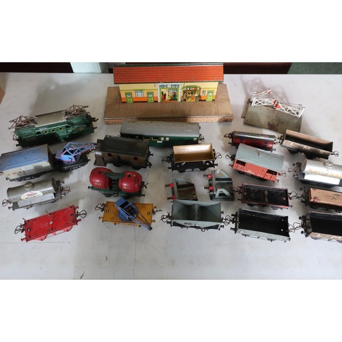 135 - Large collection of O gauge Hornby and other model railway, including a Sncf Paris, 1B1 711 electric... 