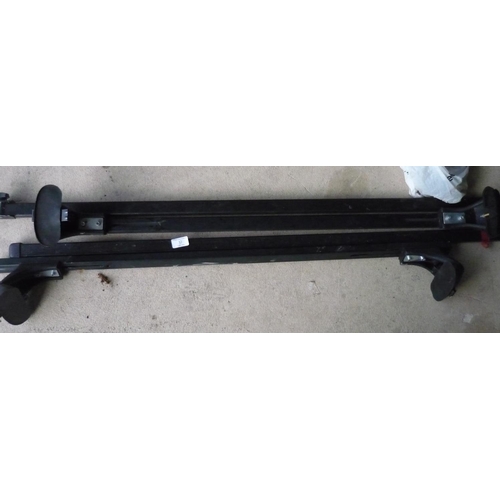 32 - Set of car roof bars with fittings