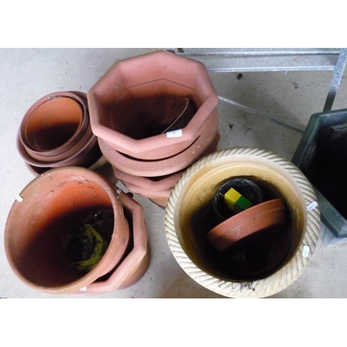 42 - Large quantity of plastic garden pots of various sizes and styles