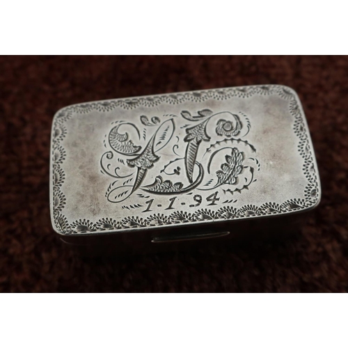560 - Silver rectangular snuff box with engraved detail