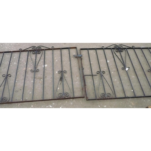 132A - Set of of ornate wrought iron gates (1m 15 x 81cm each)