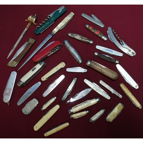 258 - Box containing a large selection of various assorted pocket and pen knives (QTY)