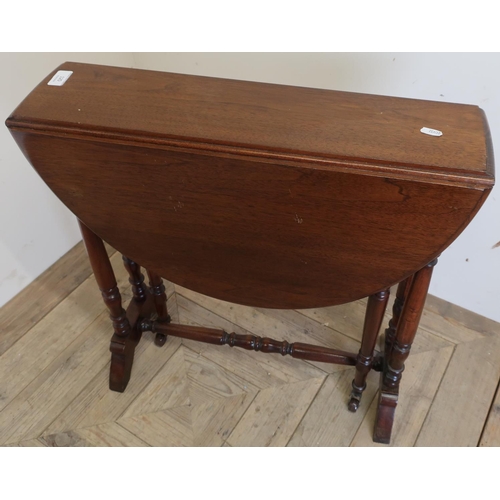 120 - Small 19th C mahogany dropleaf gateleg table on turned supports