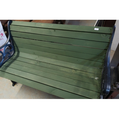 567 - Garden bench with cast metal supports and painted wooden slats (width 132cm)