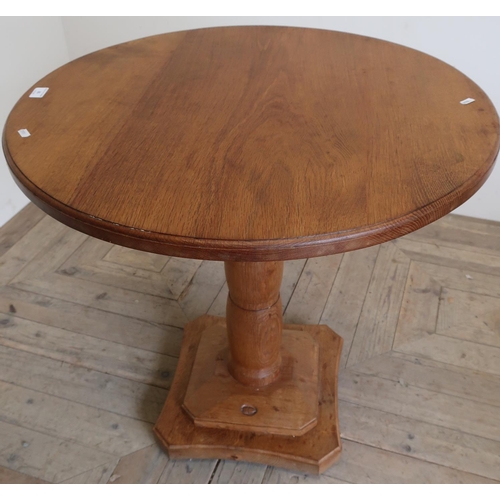 86 - Yorkshire oak (acorn man) circular top table on turned column and stepped square base (76 cm diamete... 