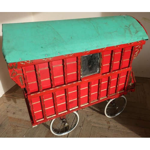 99 - Wooden constructed model of a gypsy horse drawn caravan (108 x 55 x 103 cm )