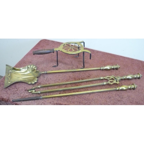 90 - Art Nouveau brass three piece fire companion set and a brass trivet with turnwood handle