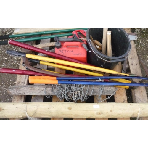 184 - Pallet containing a selection of garden tools, including buckets, hammers, petrol can, saws, shears ... 