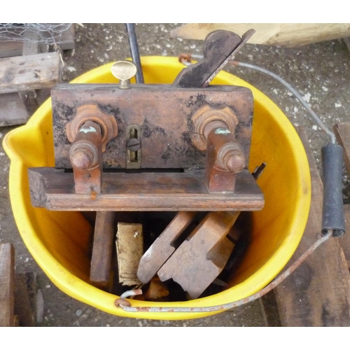 187 - Bucket containing a moulding plane and other vintage woodworking tools