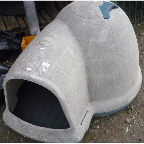 195 - Dogloo plastic outdoor dog kennel