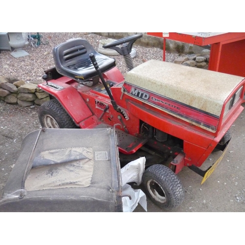 204 - Lawnflite 5 speed ride on grass mower with box