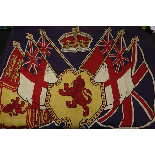 165a - Victorian Royal standard (63x78 cm) silk screen printed onton cotton/linen. Decorated with crown, ra... 