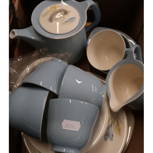 123 - Clifton China Arundel part tea service and a Victorian cream & gilt part tea service (2)