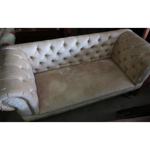 133 - Modern Victorian style small two seat settee with deep button backed upholstery on turned supports (... 