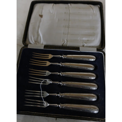 333 - Cased set of six Sheffield 1913 silver hallmarked handled dessert forks