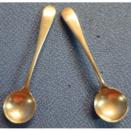 34 - Boxed pair of Birmingham 1904 silver hallmarked salts and spoons complete with glass linings