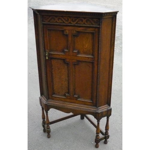 480 - Early 20th C oak free standing corner unit enclosed by panelled cupboard door, on turned supports (1... 