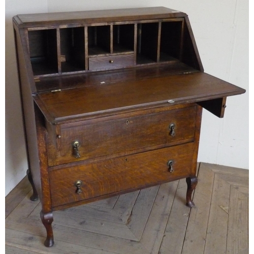 500 - 20th C oak bureau with fall front above three drawers (width 79cm)