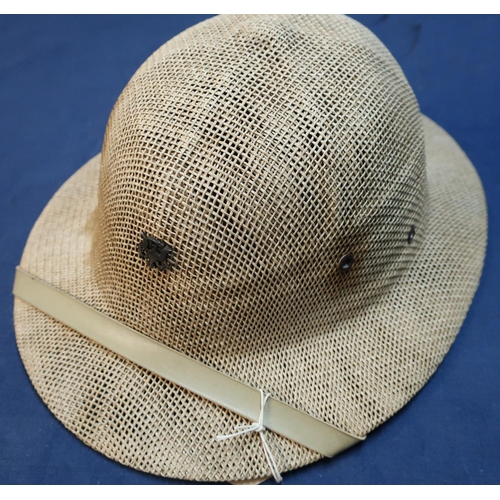 59 - American military wartime sun hat with lapel pin badge, complete with chin strap and liner