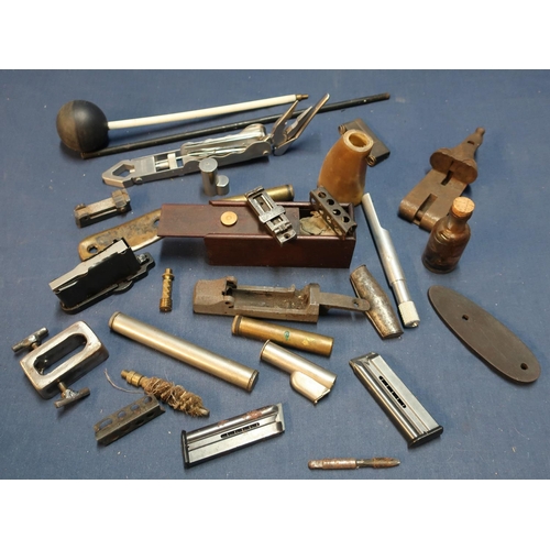 532 - Box containing a quantity of various gun an associated items including various rifle magazines, part... 