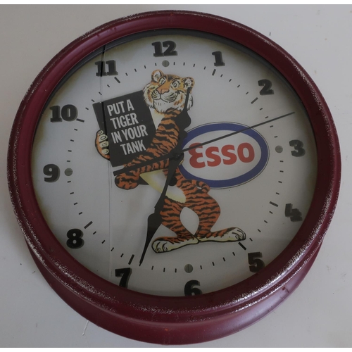 140 - Reproduction Esso advertising clock in metal case (glass cracked) (diameter 30cm)