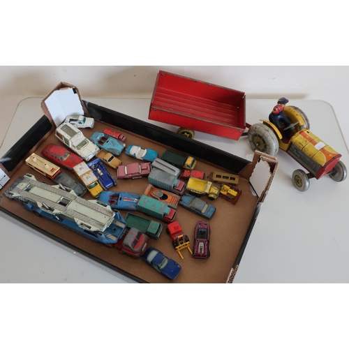 55 - Tinplate toy tractor and various diecast vehicles in one box including Hot Wheels, Matchbox, Corgi e... 