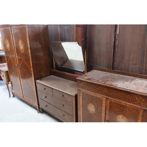 313 - Circa 1930s oak three piece bedroom suite comprising of double door wardrobe, dressing chest with mi... 