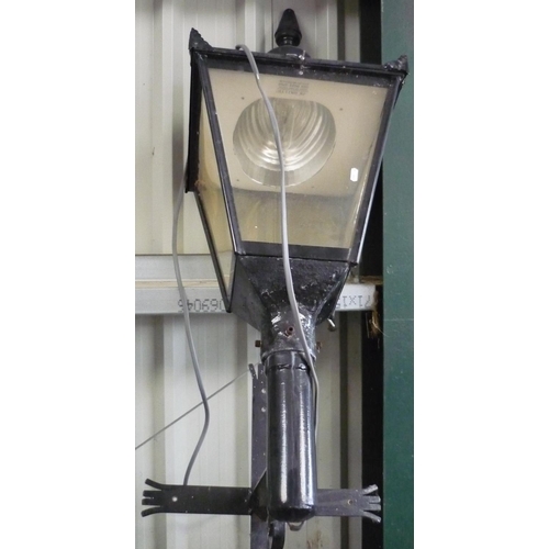 40 - Wall mounted old style street lamp