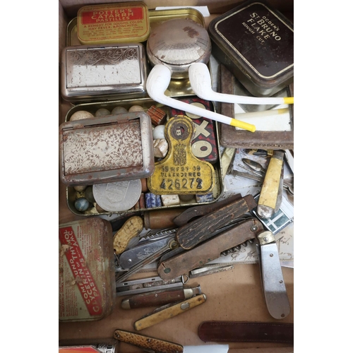 27 - Collection of various vintage pocket knives, beads, pendants, tobacco boxes, clay pipes, 1940 Belgiu... 