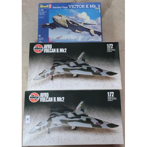 60 - Two Airfix 1:72 scale Avro Vulcan airplanes kits and a Revell 1:72 Handley Page kit (3)