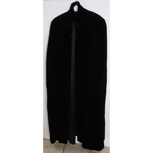 397 - 1940's black velvet cape with fastening neck