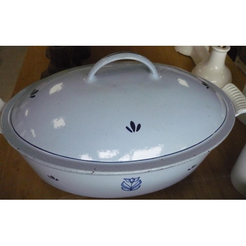 122 - Cast Dru cooking pot with lid