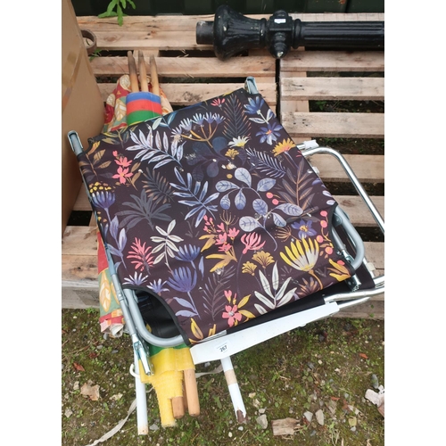 267 - Set of two garden recliners, windbreak and two parasols