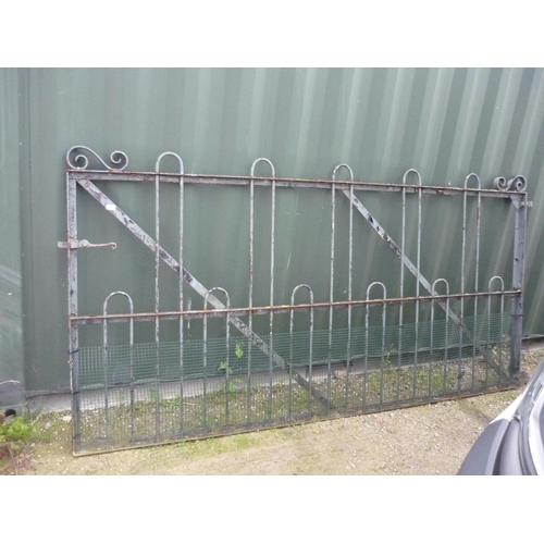 43 - Extremely large metal gate (286cm x 143cm)