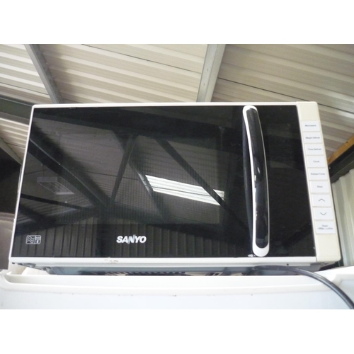 73 - Sanyo microwave